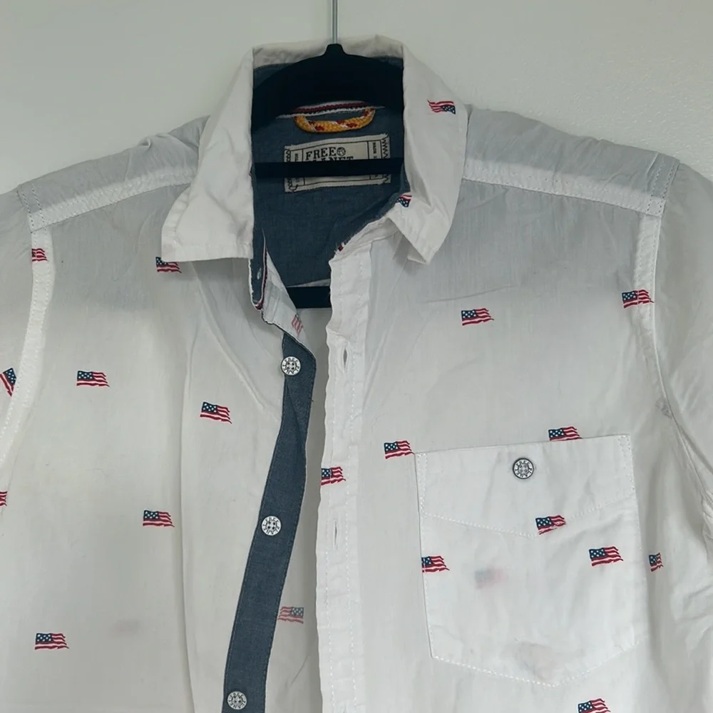 Men’s Short Sleeve button down - Picture 2 of 3